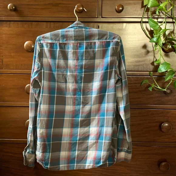 Men’s AEO blue check print button down shirt - Picture 5 of 9